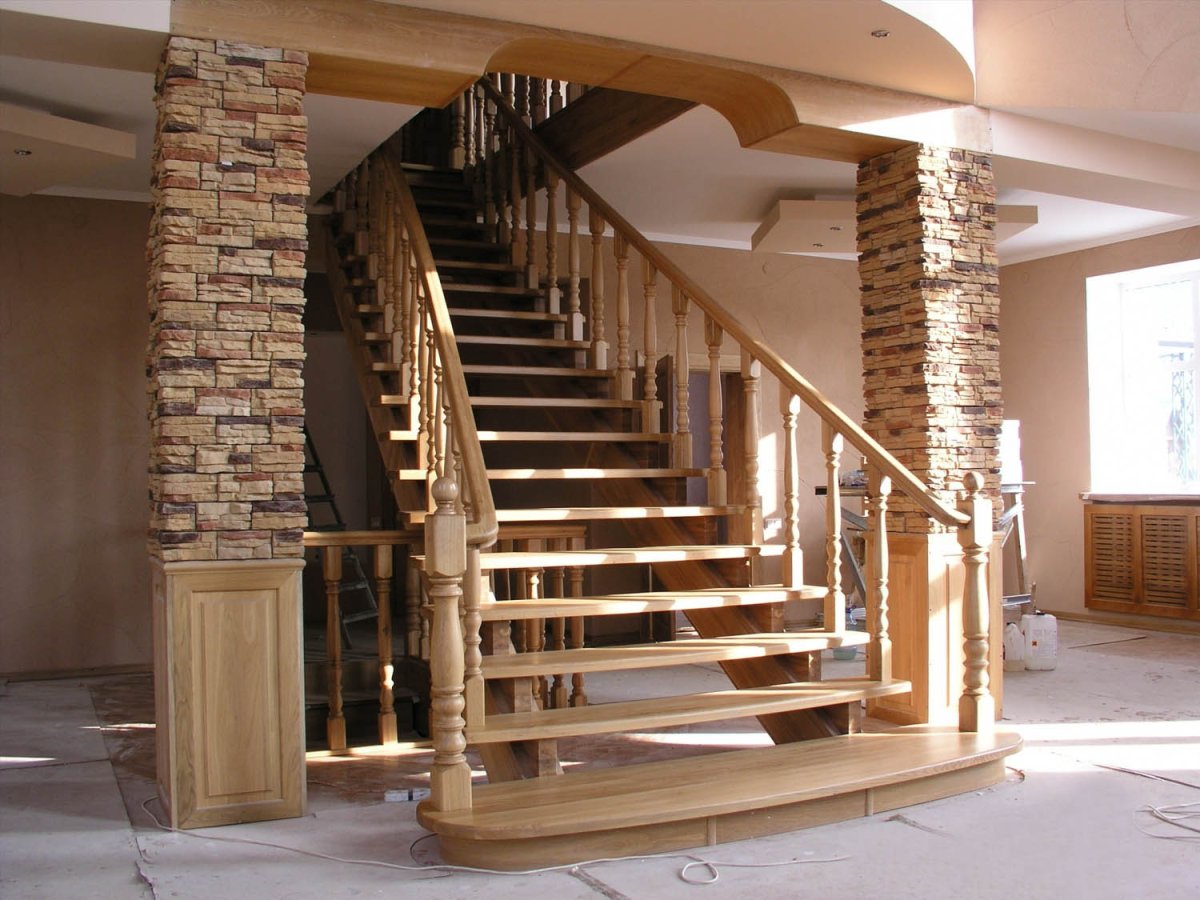 Прямая лестница с пригласительными ступеньками