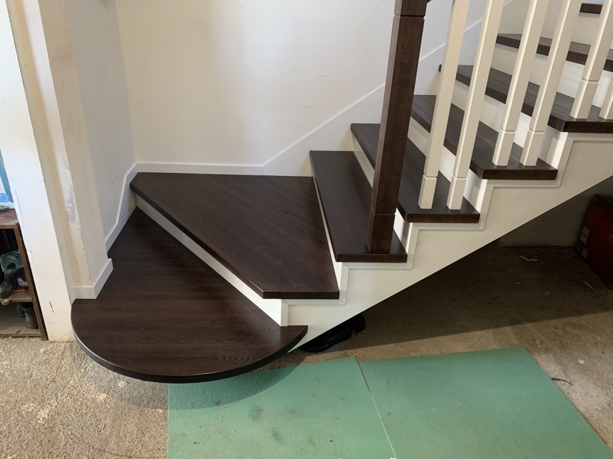 Деревянная лестница на бетонном основании