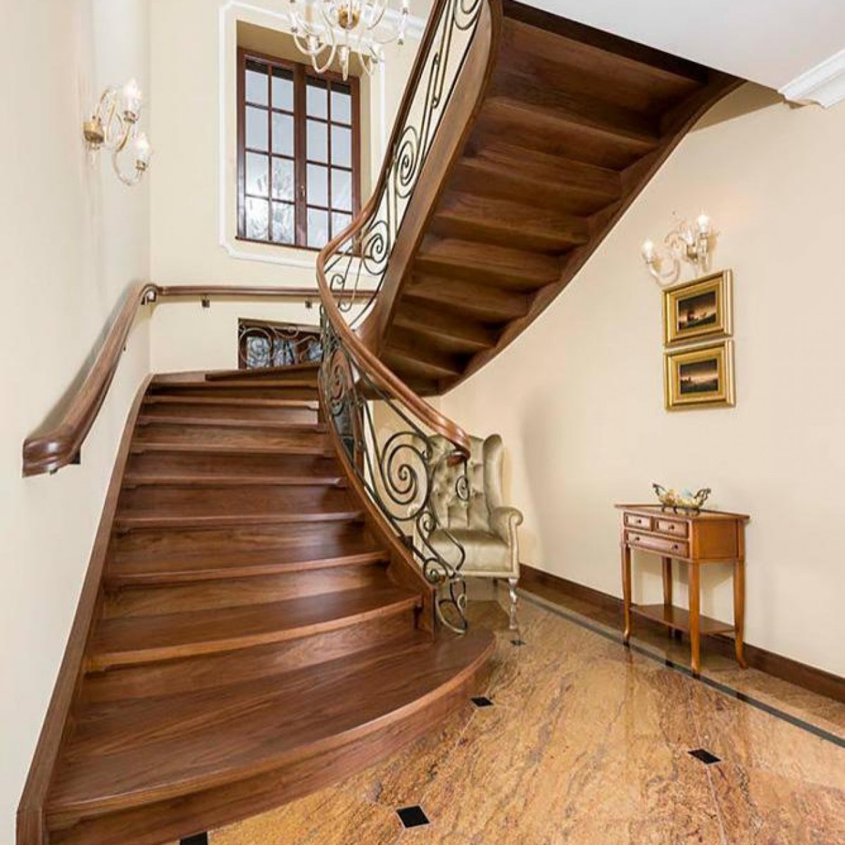 Лестница с закругленными ступенями