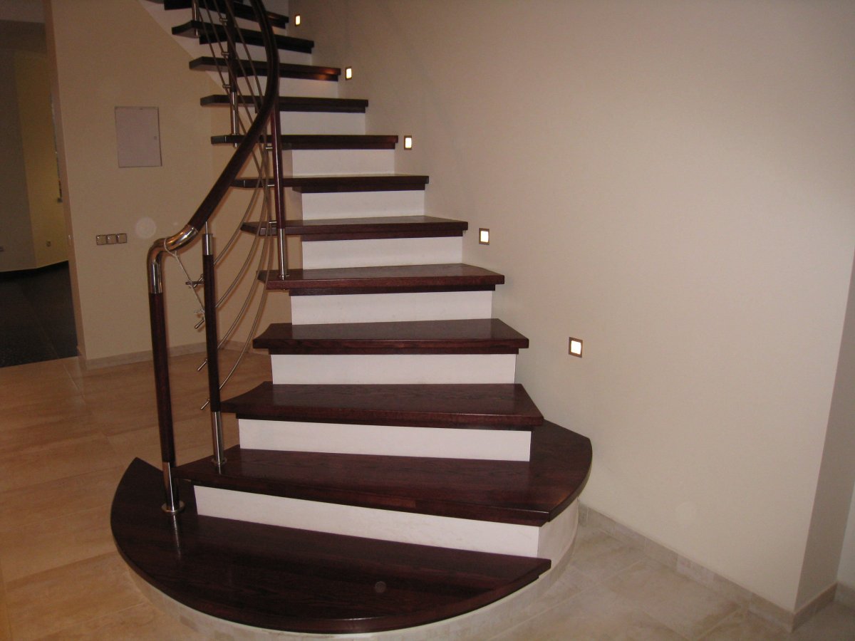 Лестница с пригласительной ступенькой