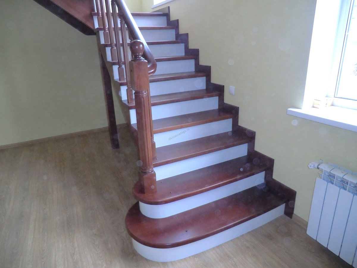 Лестница с пригласительной ступенькой