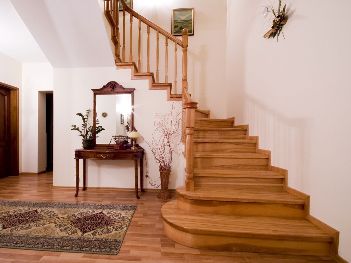 Отделка лестницы ясенем