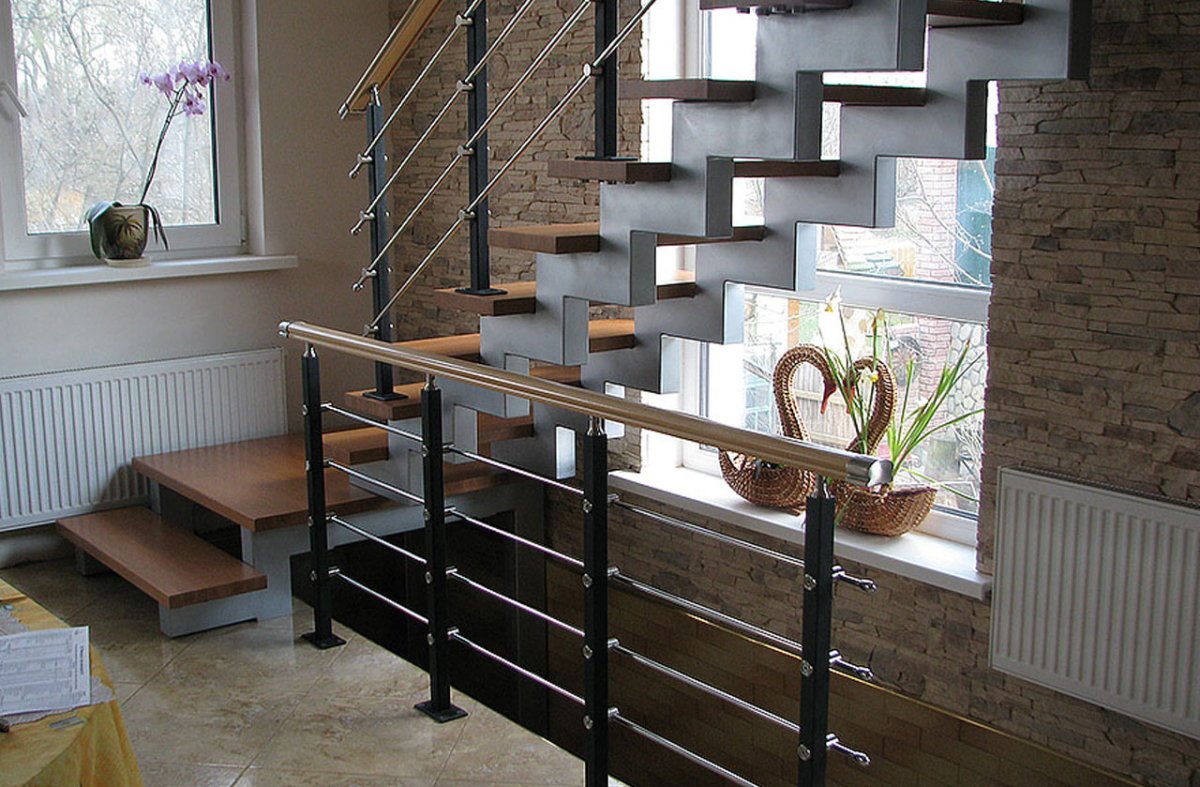 Лестница на монокосоуре с подступенками