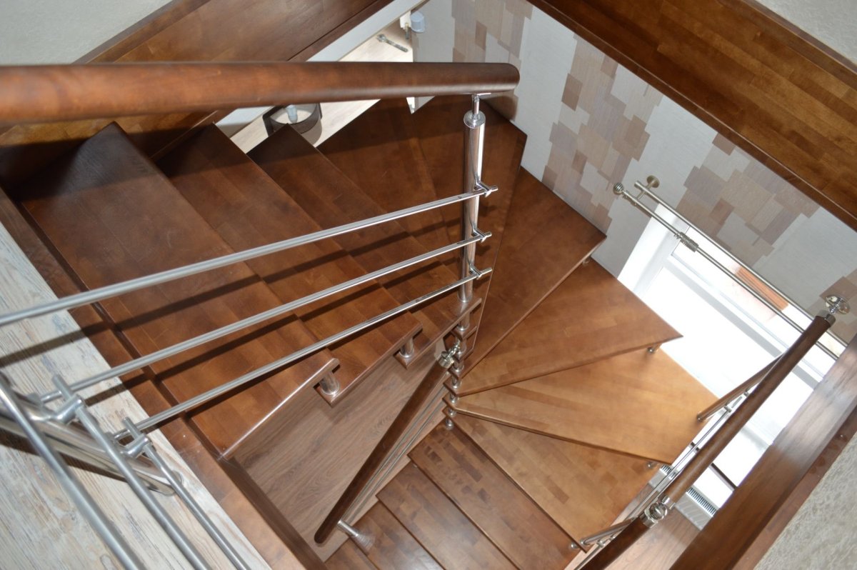 Металлическая лестница отделанная деревом
