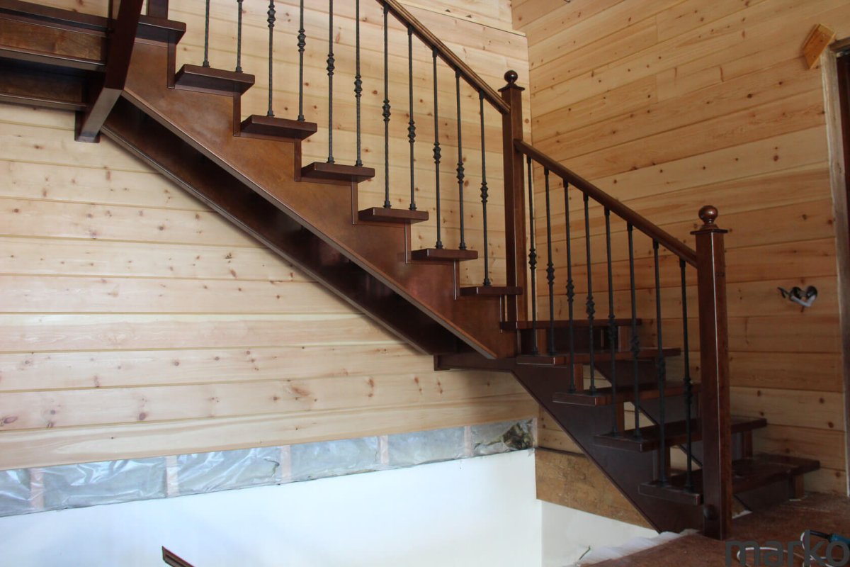 Лестница на монокосоуре лофт