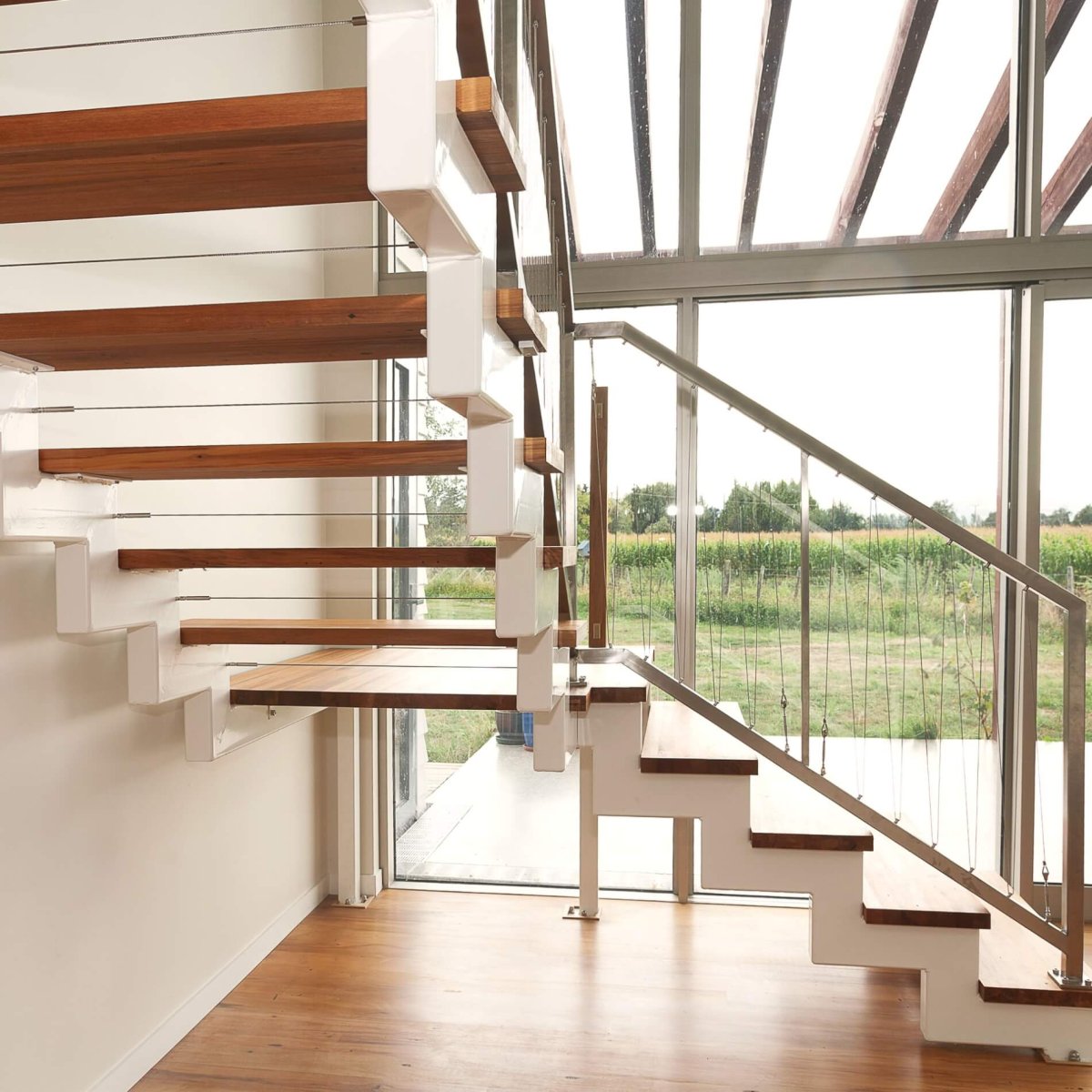 Лестница из металла с деревянными ступенями