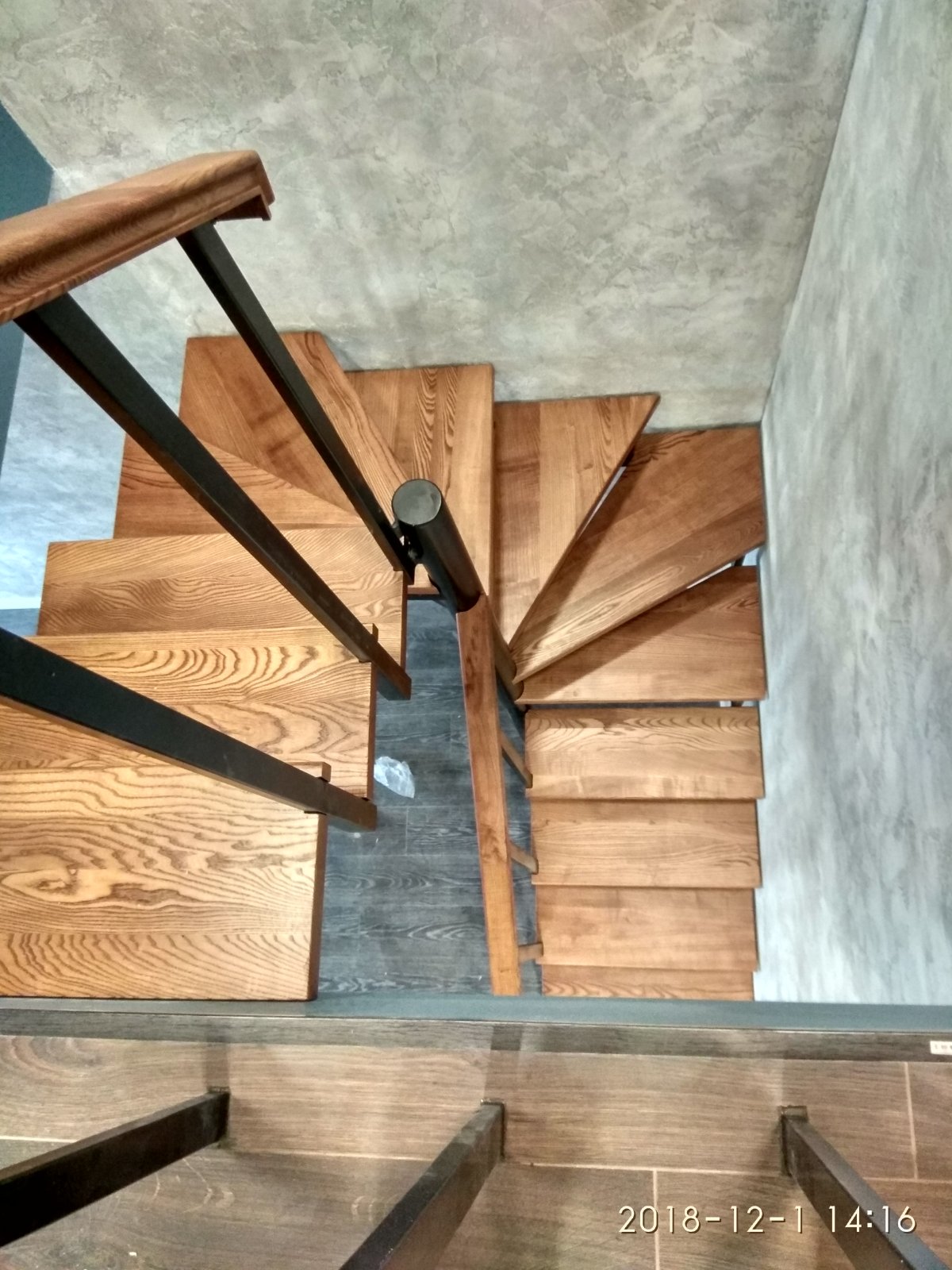 Обшивка металлической лестницы деревом