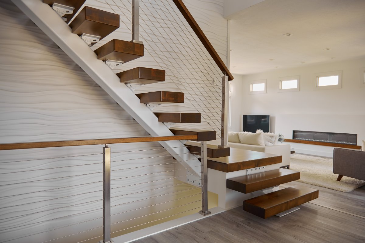 Лестница на металлическом каркасе обшитая деревом