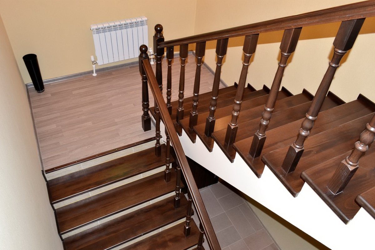 Отделка лестницы снизу