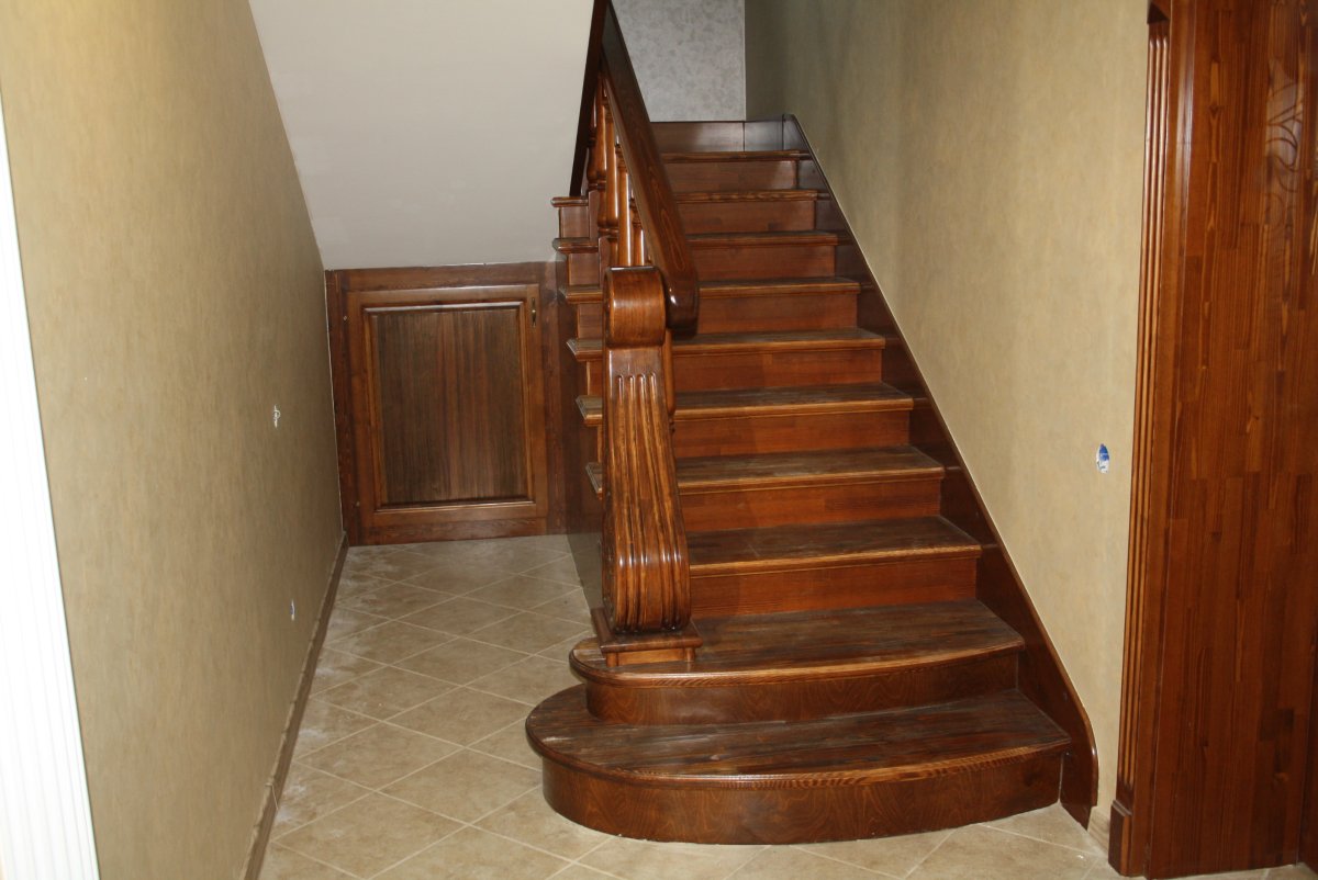 Лестница на тетивах с забежными ступенями с поворотом на 90