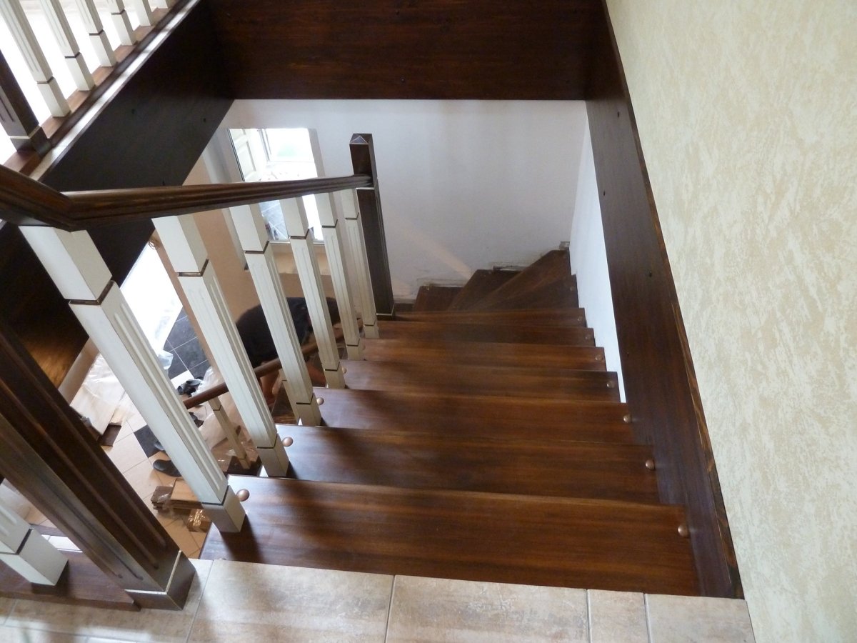 Деревянная лестница на металлическом каркасе