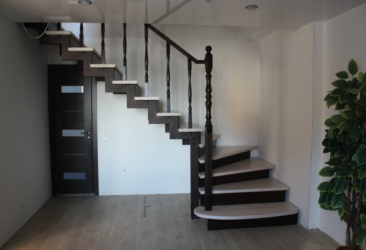 Лестница с забежными ступенями 11 ступеней