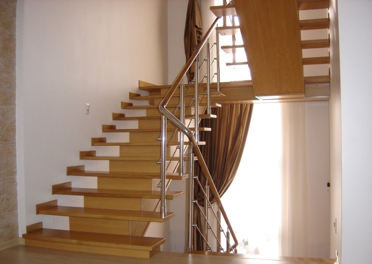Металлическая лестница отделанная деревом