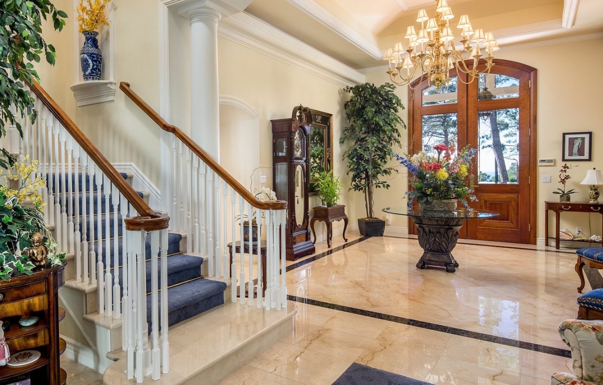 Американский Холл с лестницей