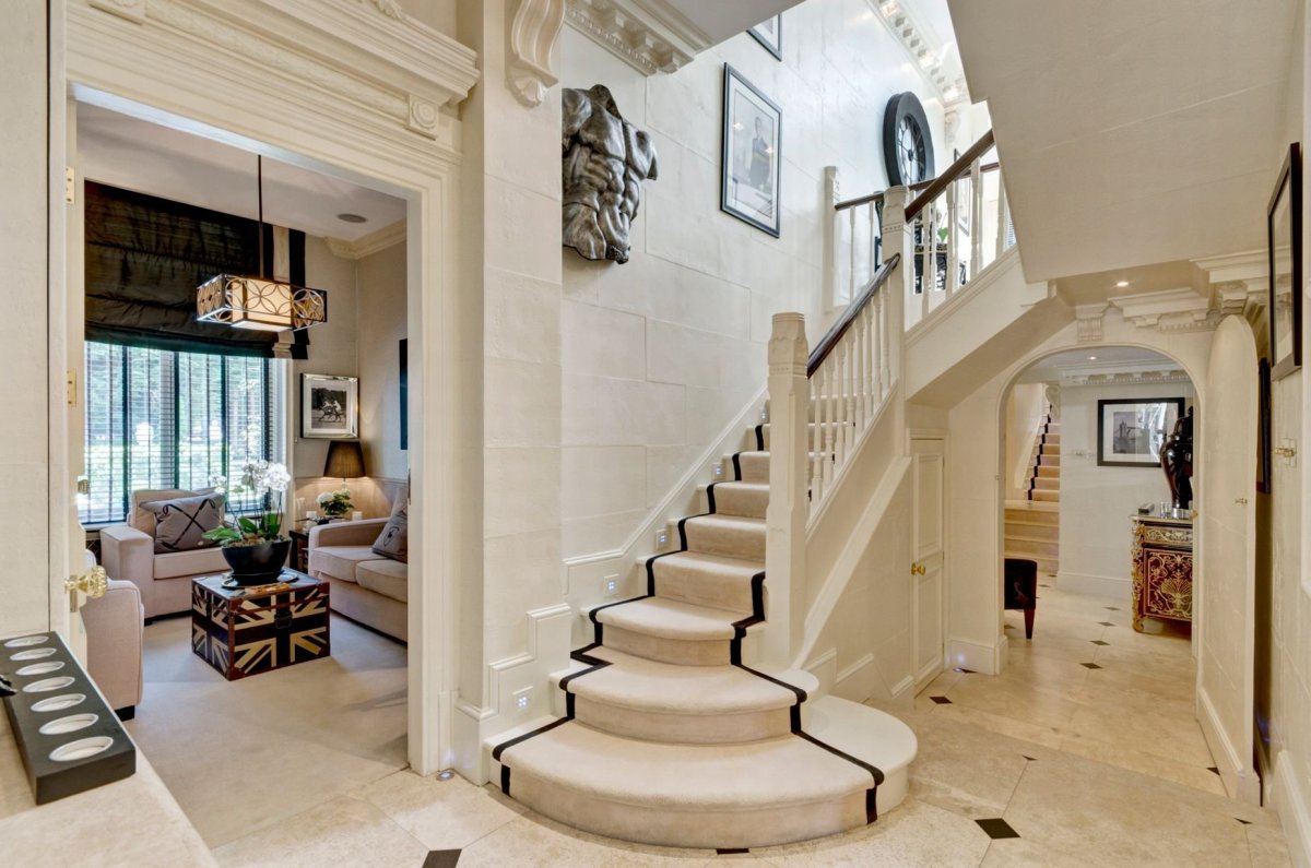 Лестница в классическом интерьере