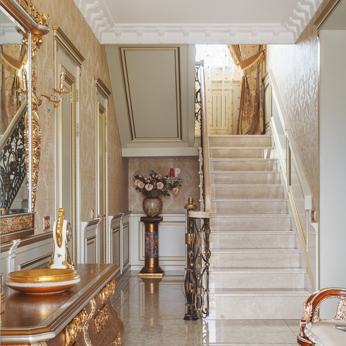 Интерьер лестницы в частном доме