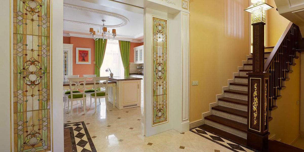 Интерьер холла в частном доме