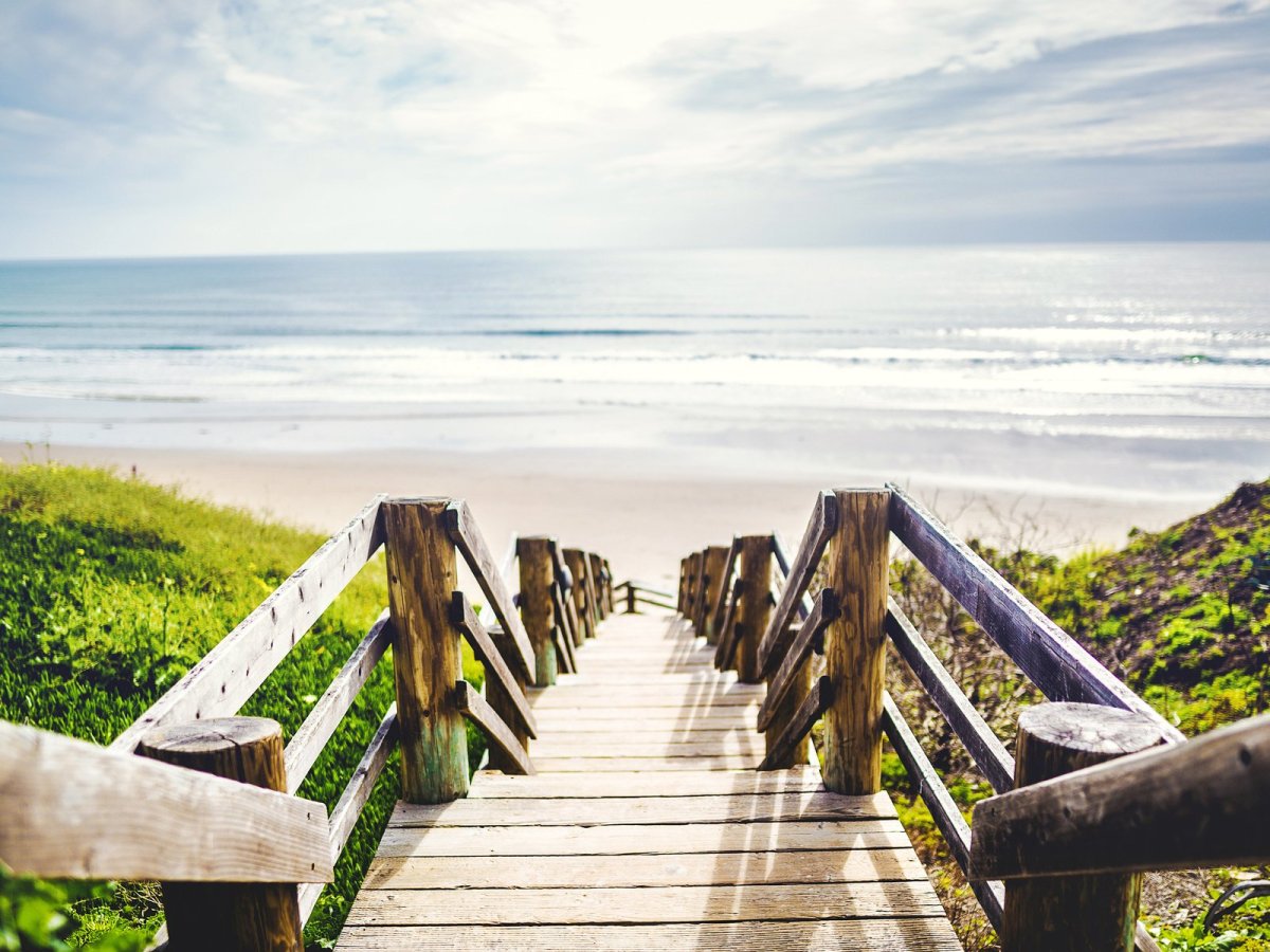 Берег с мостом