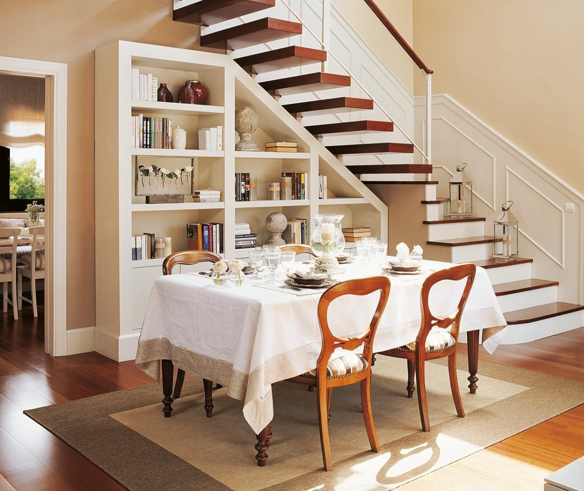 Кровать под лестницей