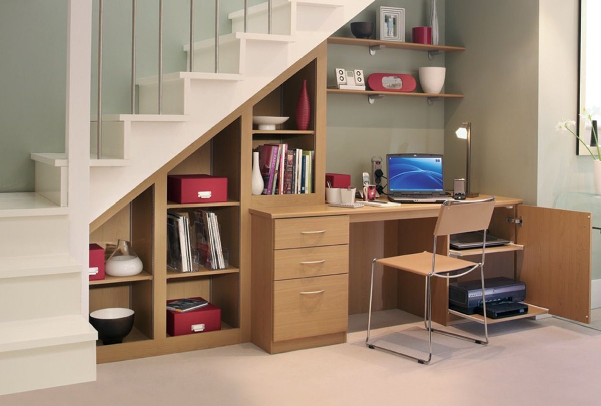 Рабочее место под лестницей