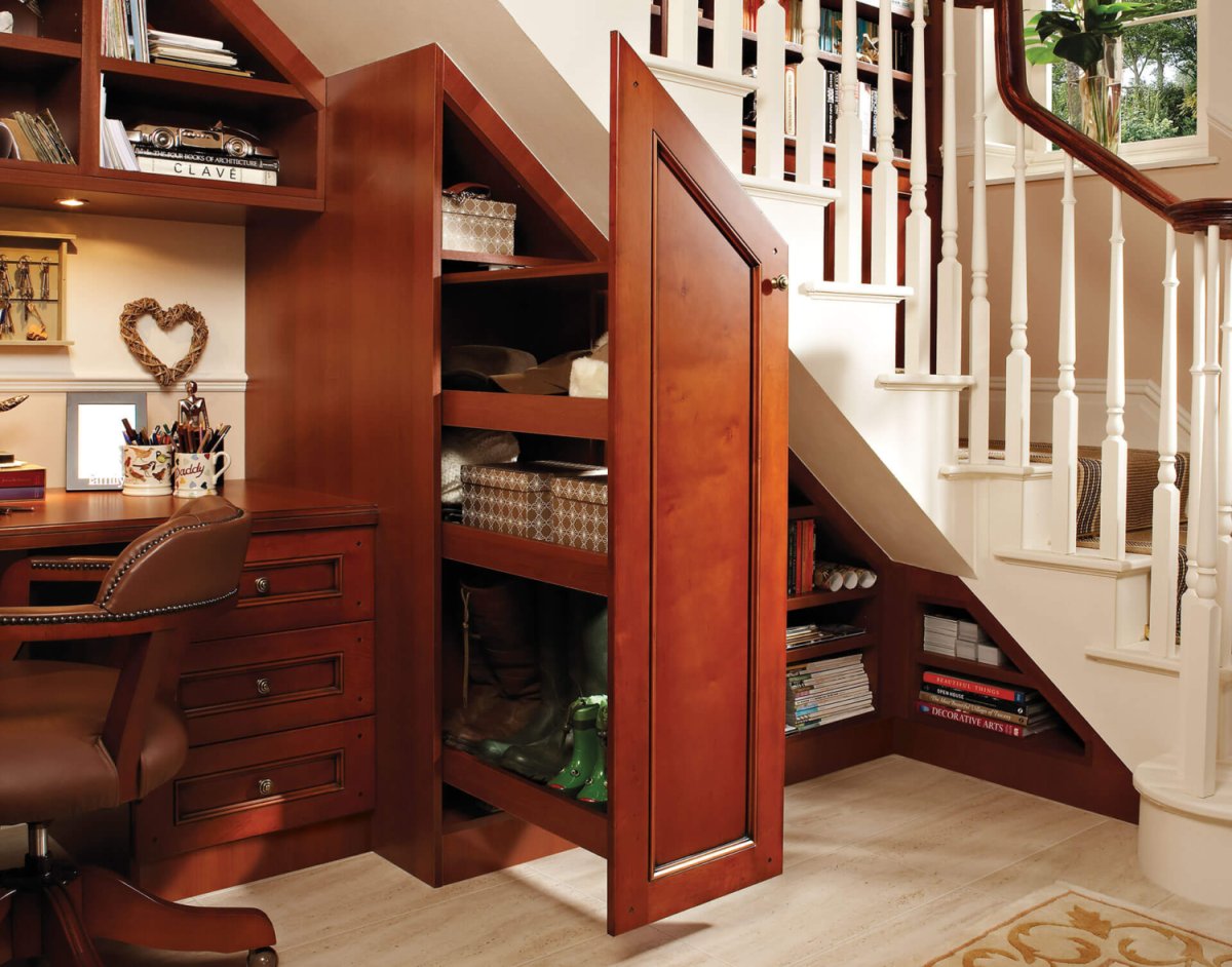 Диванчик под лестницей