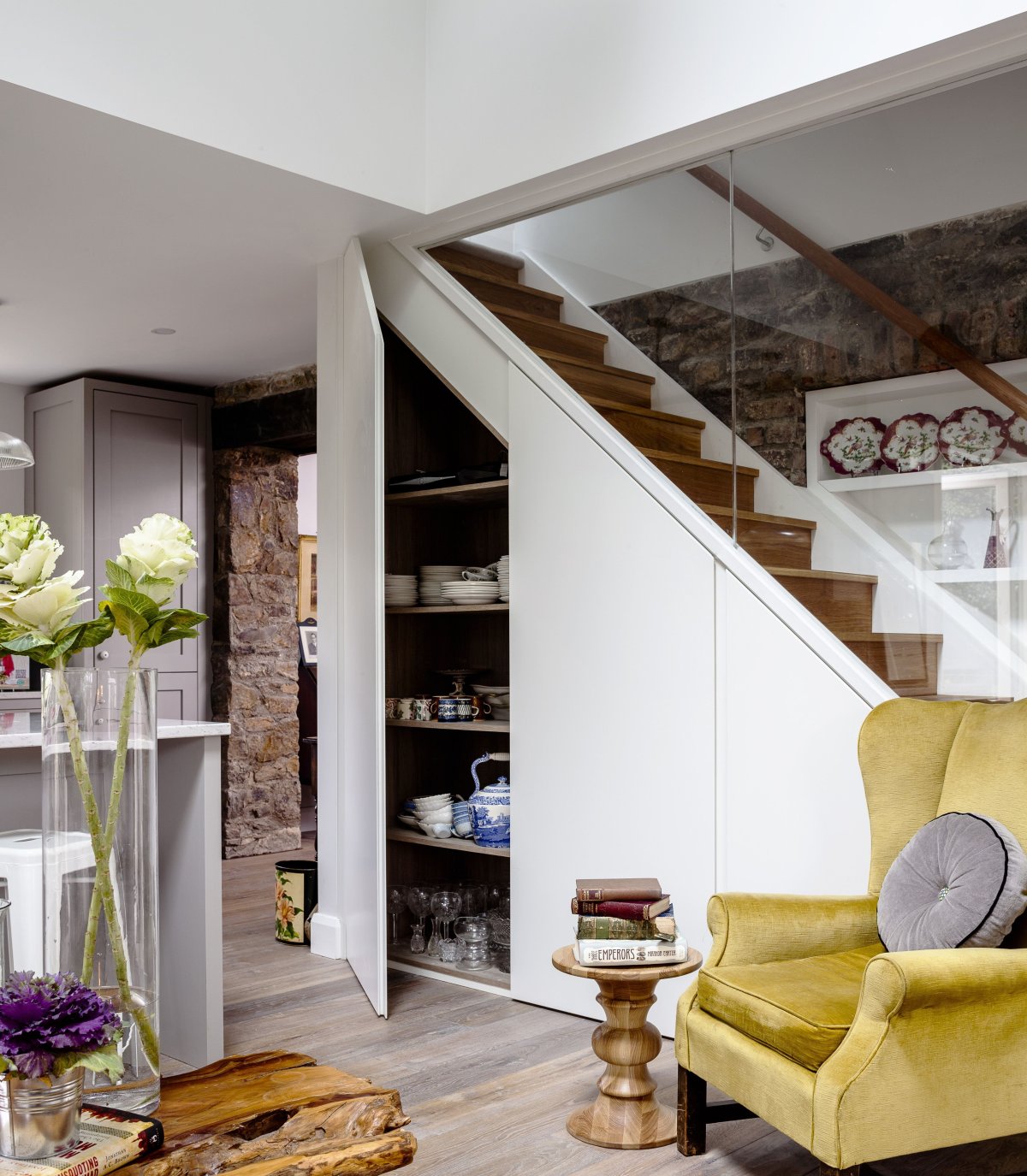 Гостиная под лестницей