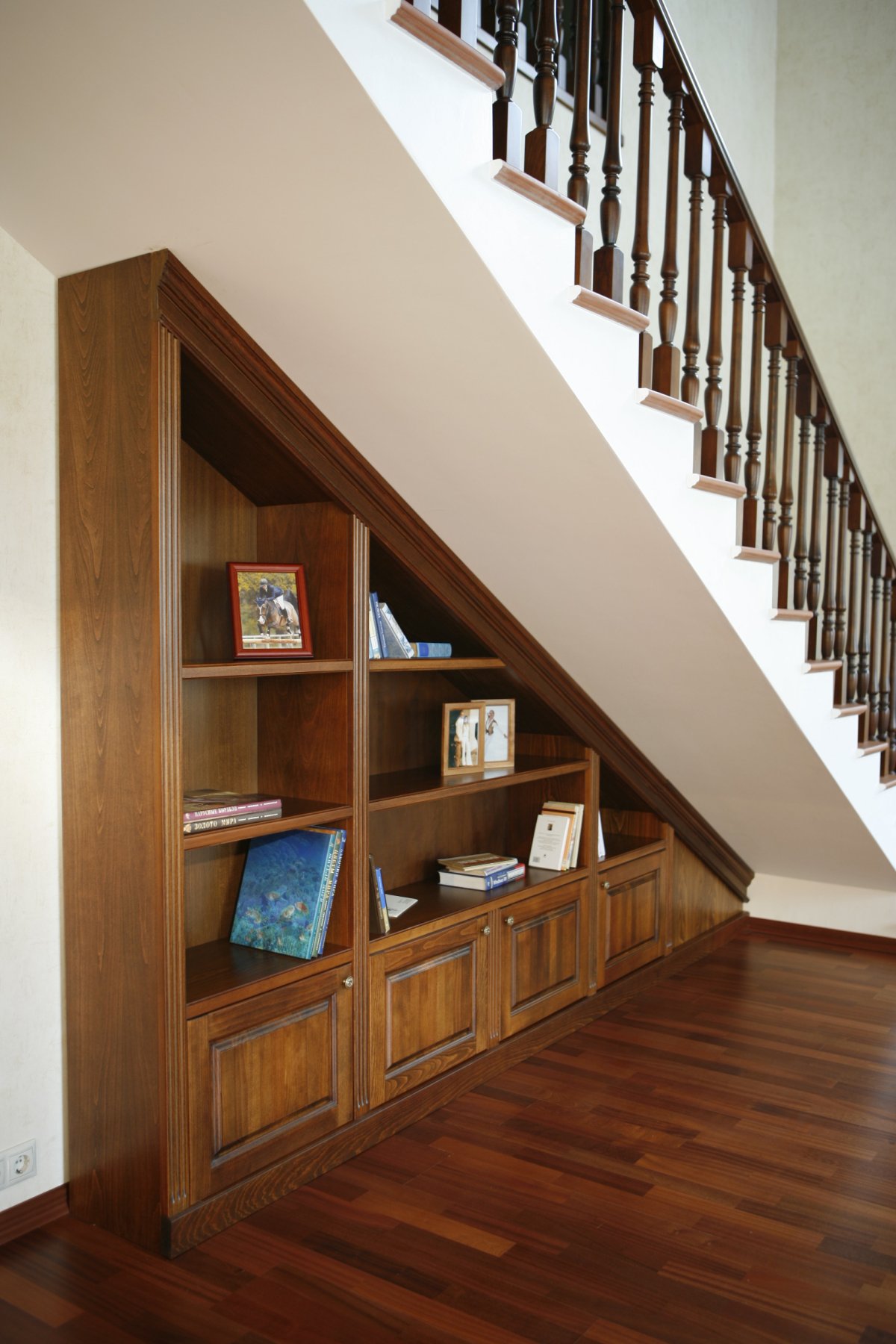 Шкаф под лестницей в гостиной