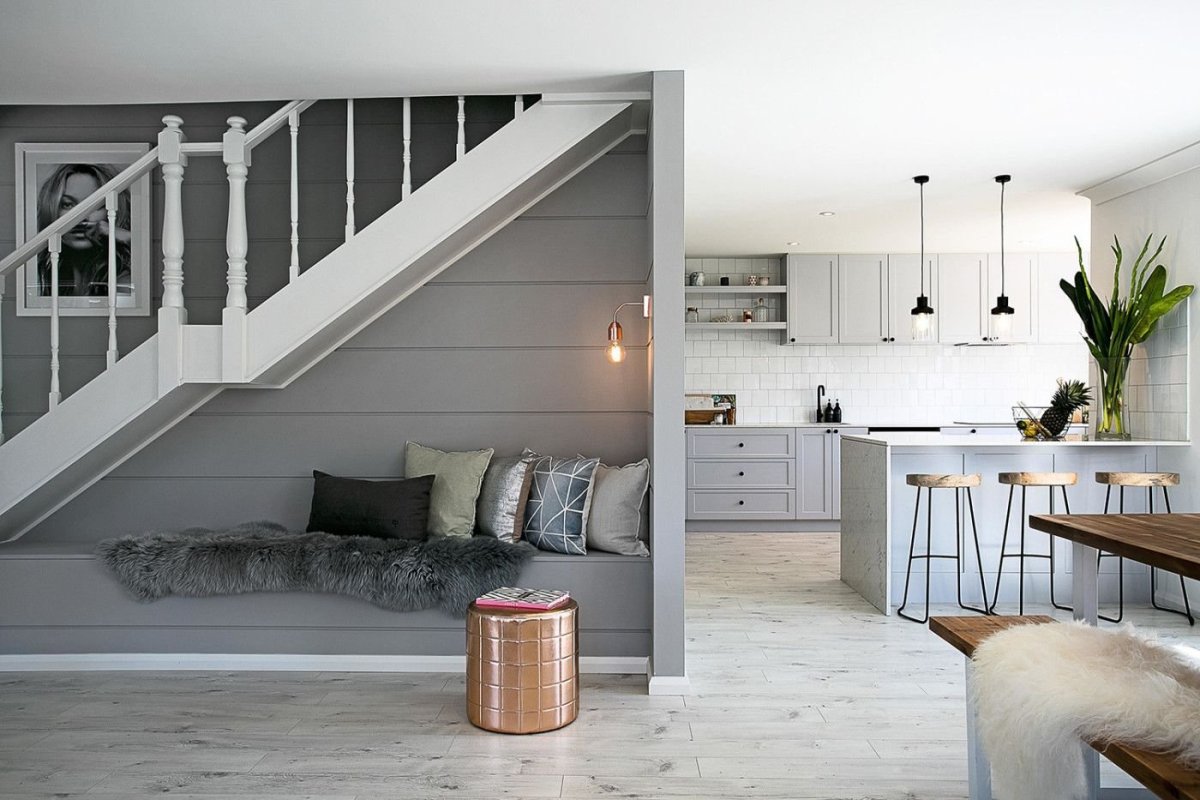 Пространство под лестницей