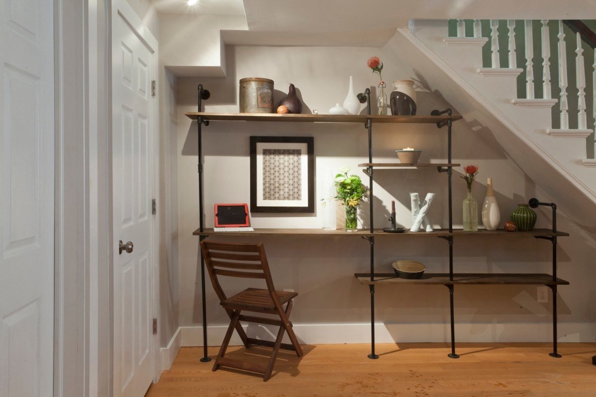 Зона под лестницей