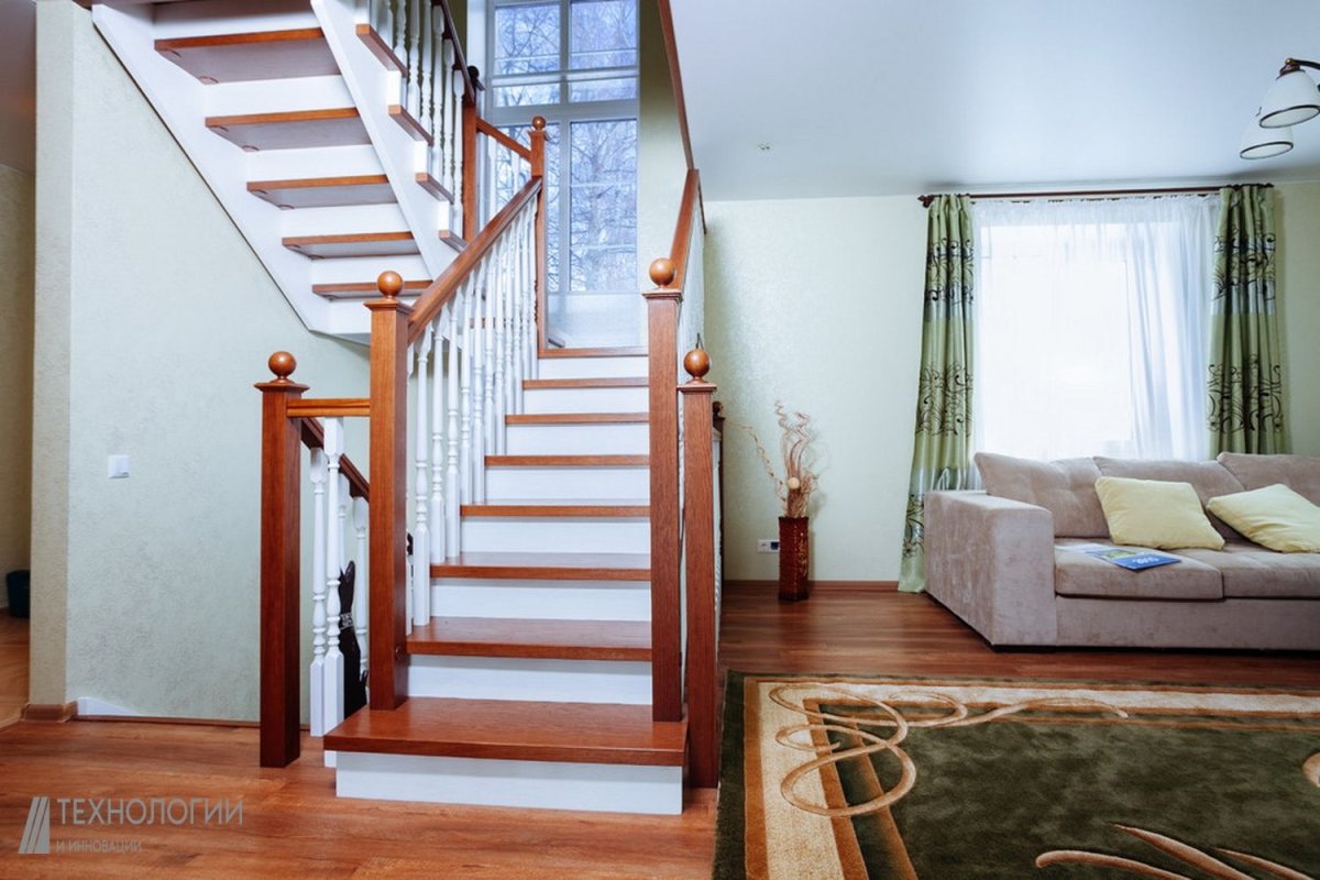 Лестница в гостиной на второй этаж