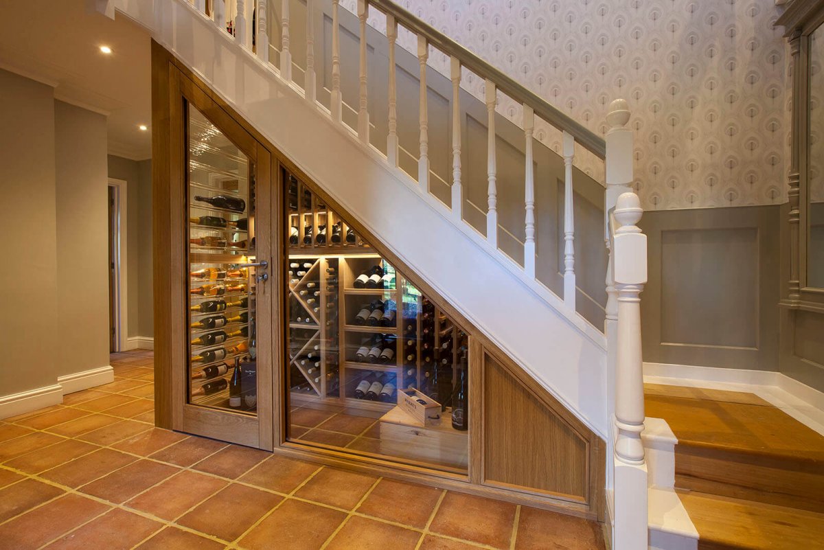 Деревянная лестница на косоурах