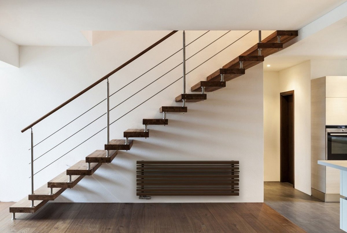 Лестница на больцах с косоуром