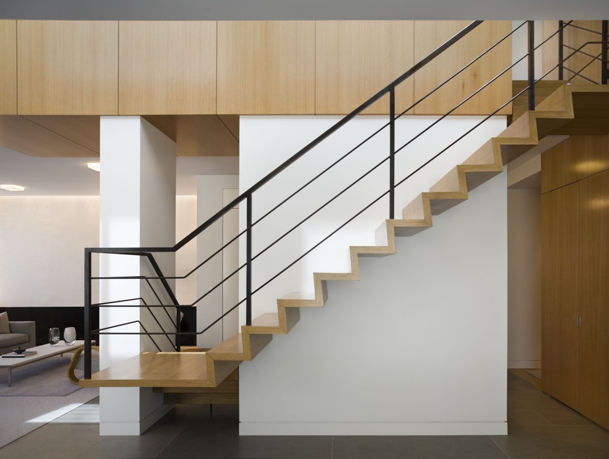 Современные лестницы в интерьере комбинированные