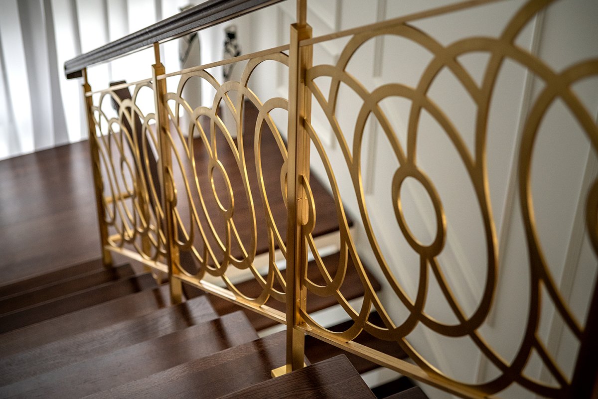 Лестничные ограждения из латуни