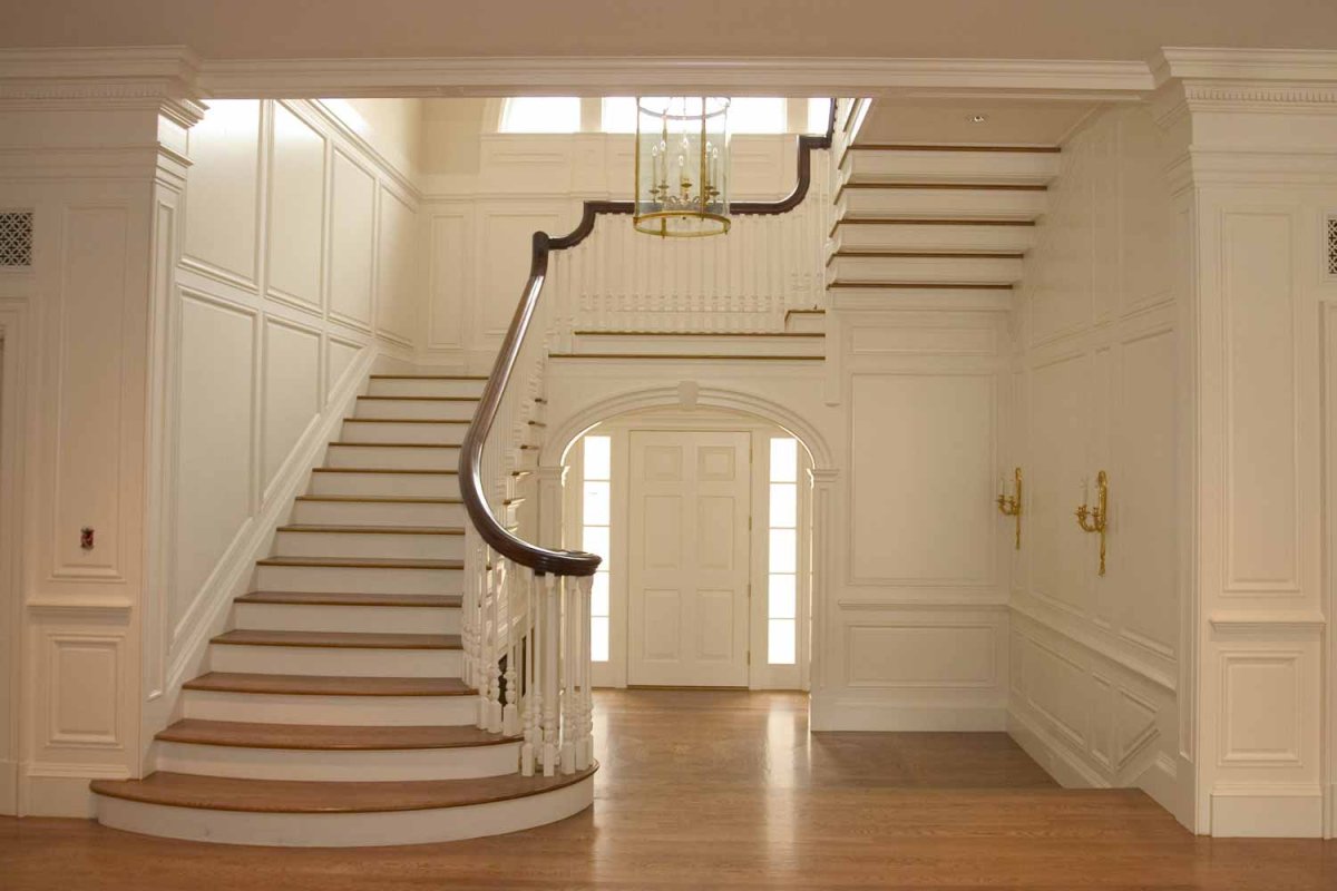 Молдинги на лестнице