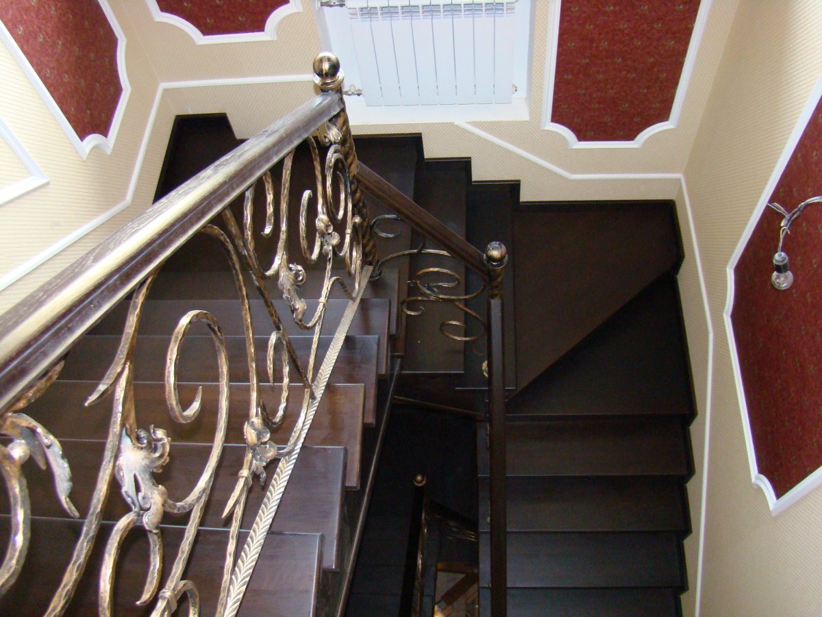 Отделка стен на лестнице