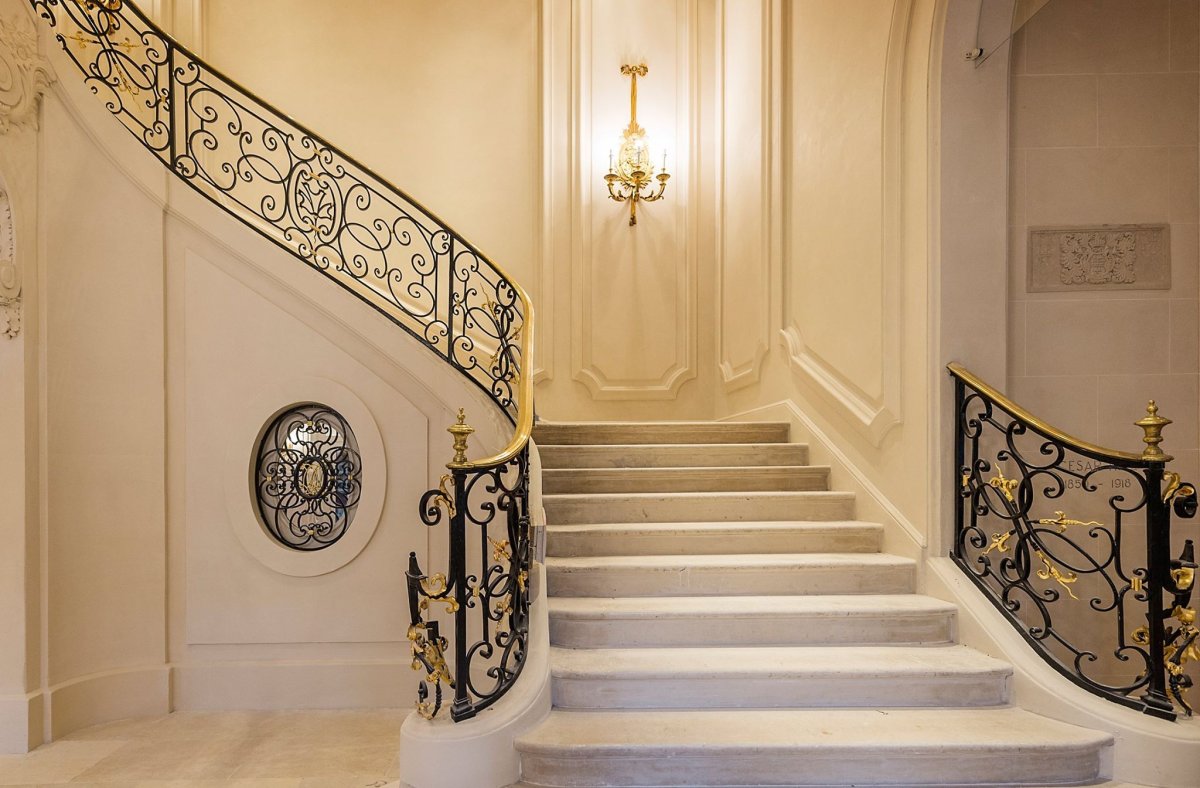 Молдинги на лестнице