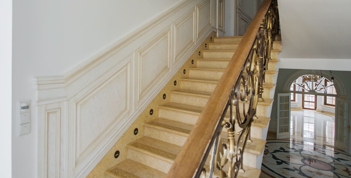 Стеновые панели на лестнице