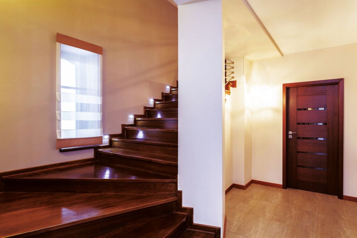 Лестница венге в интерьере