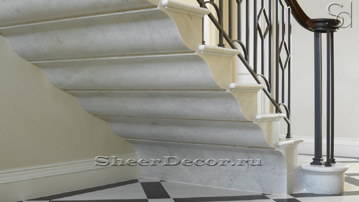 Белые мраморные ступени