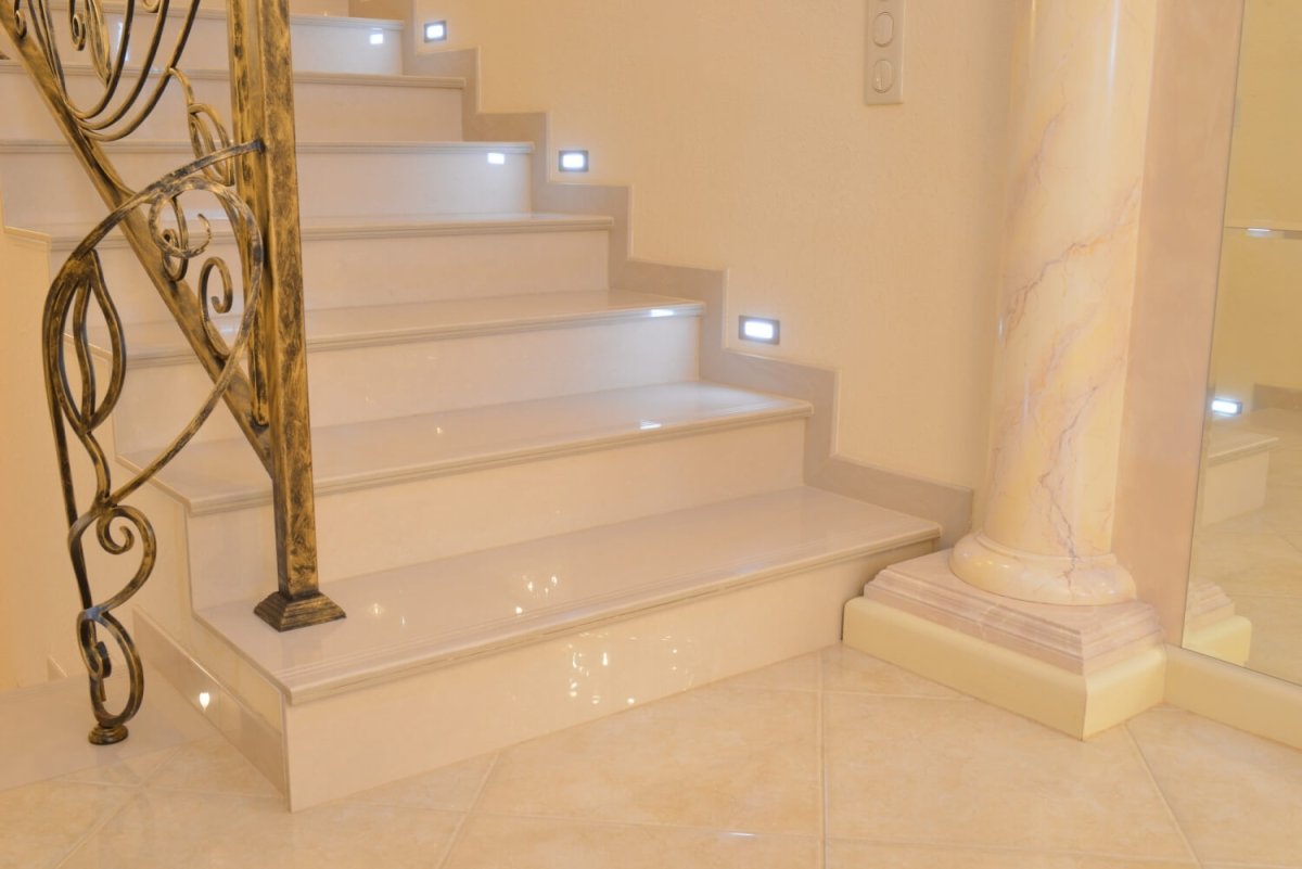 Плинтус на лестнице из керамогранита