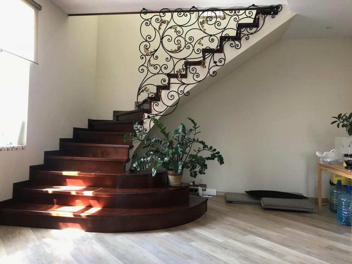 Бетонная лестница в гостиной