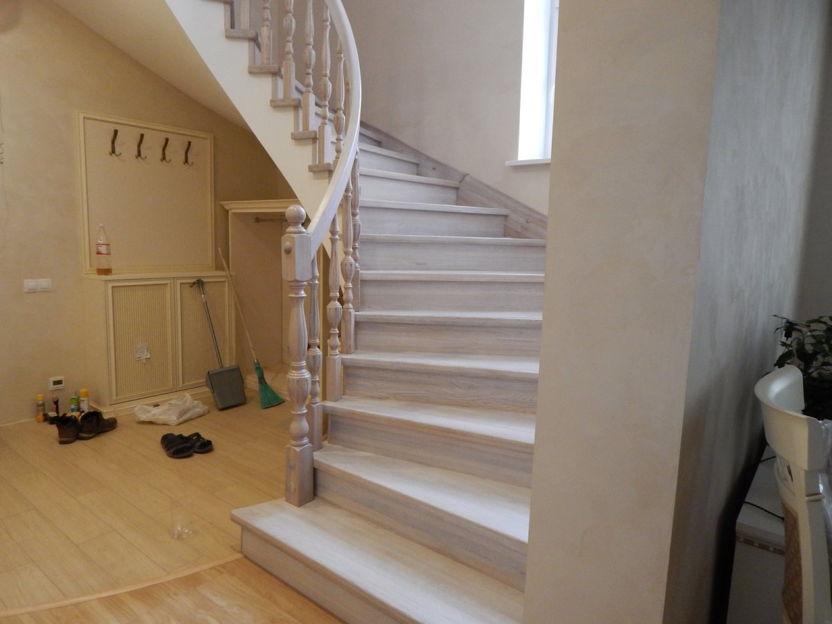 Лестница полукругом