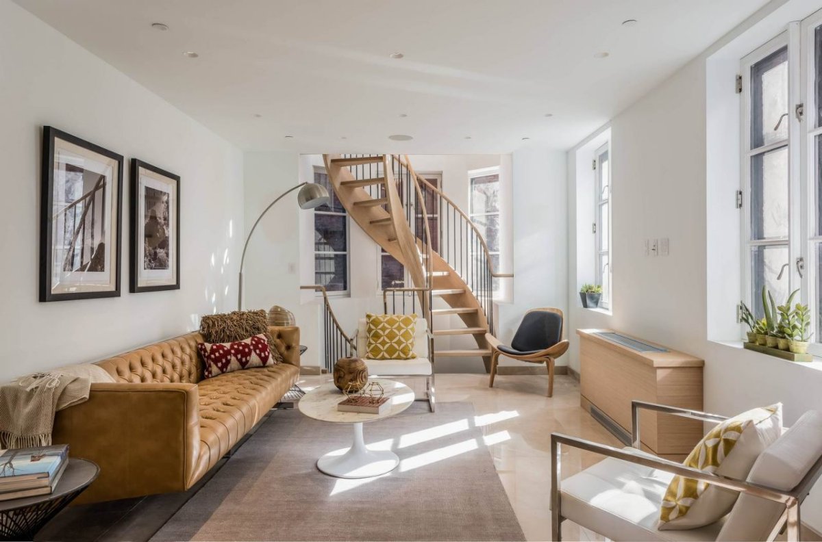 Гостиная с лестницей