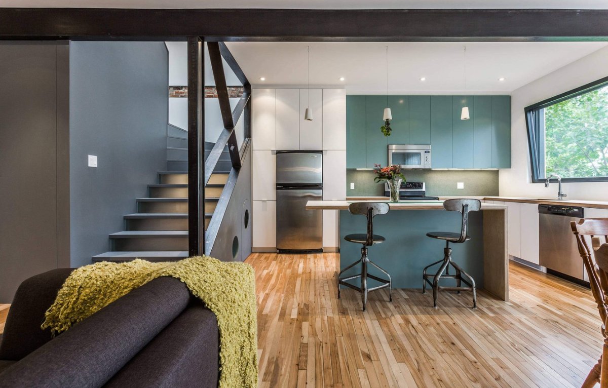 Гостиные с лестницей на второй этаж