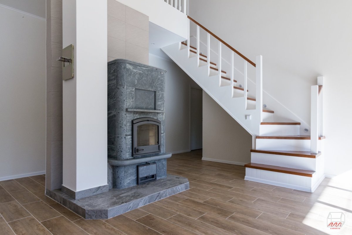 Камин у лестницы