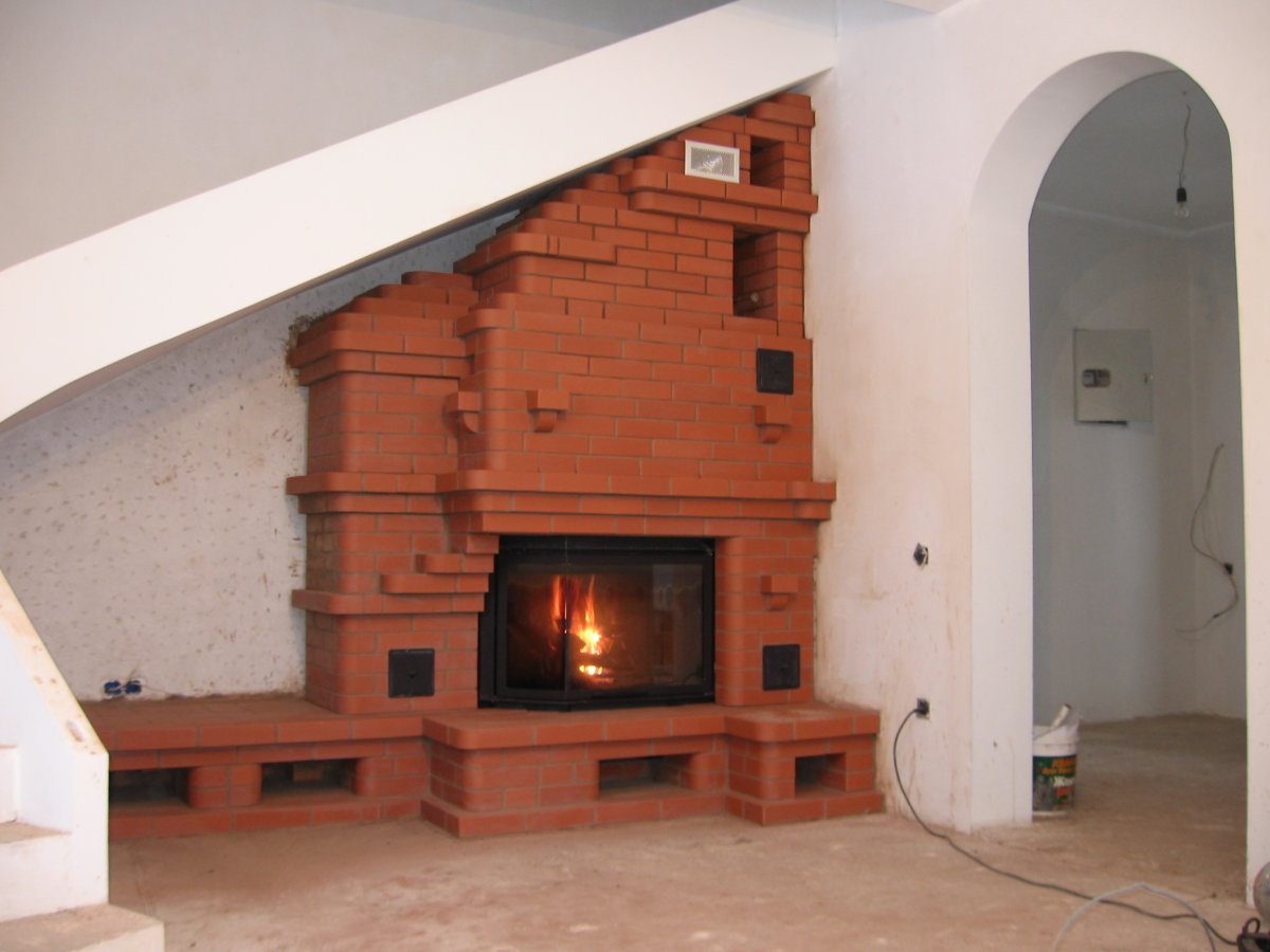 Печь камин под лестницей