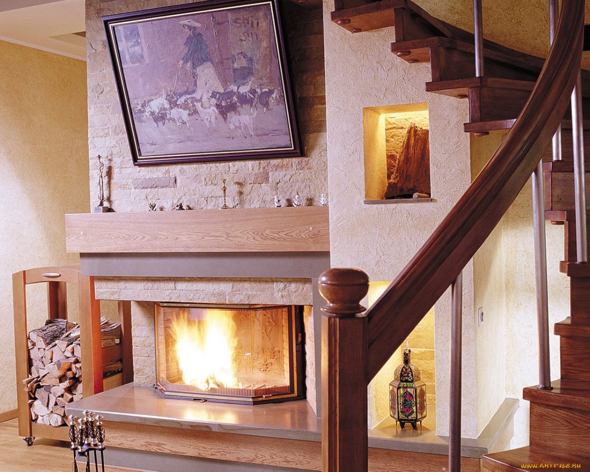 Камин под лестницей