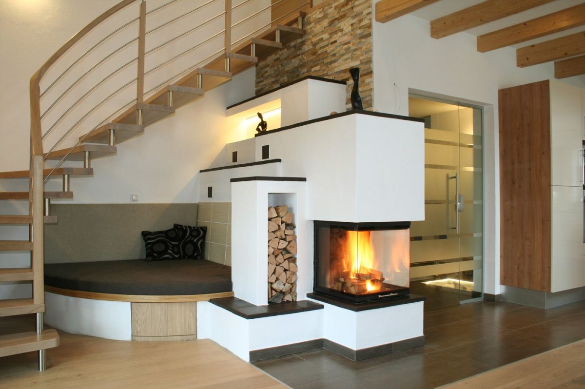 Камин под лестницей