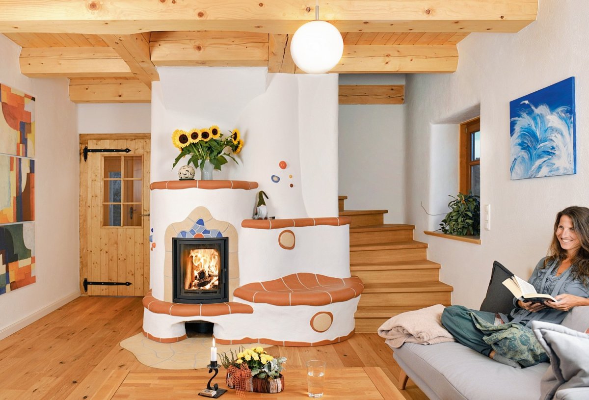 Деревянного дома с камином лежанкой